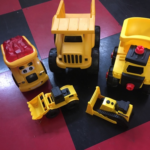 BOYS Toddler👦 Mystery Box Sz 2-4📦 variety of toys / games clothes etc - Picture 16 of 17